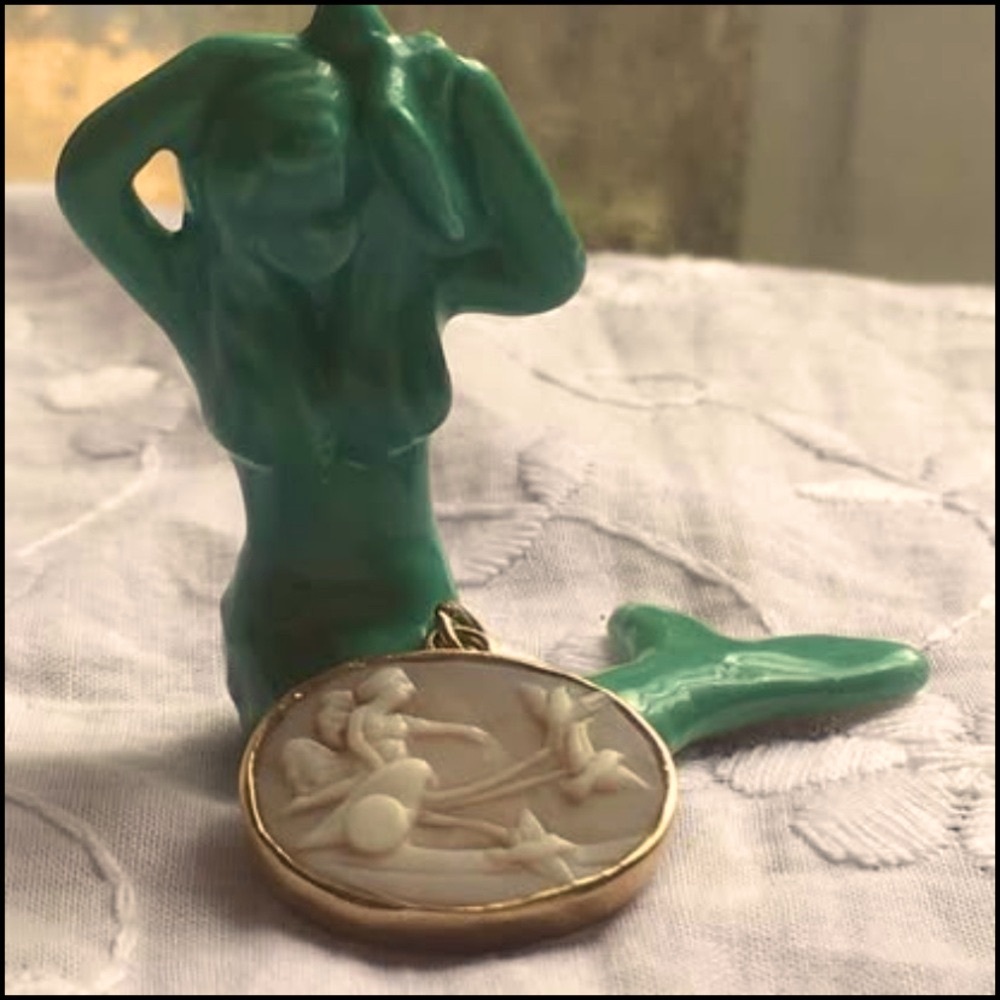 14k yellow gold cameo Venus Pendant